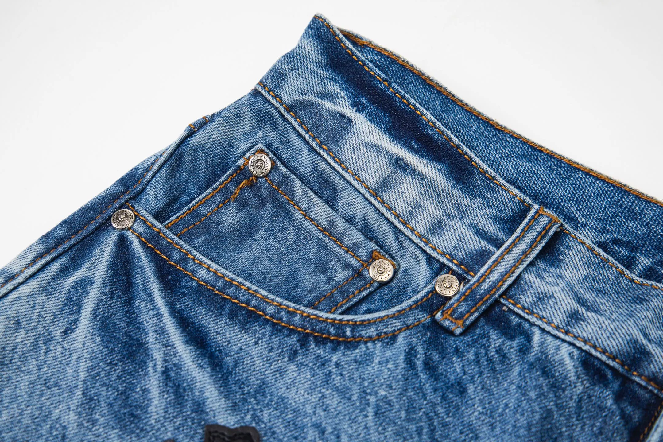 P270 💰 (Top version) Chrome Hearts blue pants black white blue multi-leather jeans Top version Chrome Hearts Chrome Hearts jeans with leather jeans It is known that chromehearts jeans use vintage Levis jeans as the base for creation, usually adding their own unique silver buckles and silver ornaments, plus leather embellishments. This is what doubles the value of these vintage jeans, because the base is Vintage jeans, jeans themselves have become very soft and comfortable after years of baptism, which can be distinguished from ordinary jeans. Regarding the size, you should also refer to the pants data. Color: blue Size: 28-30-32-34-36 (corresponding to S-M-L-XL-XXL)